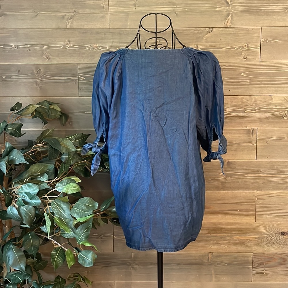 LC Lauren Conrad size small V-neck denim blouse - Picture 8 of 10